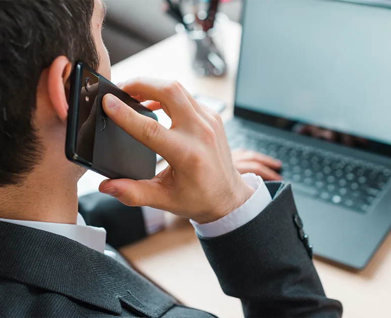 B Primo customer support executive on a call